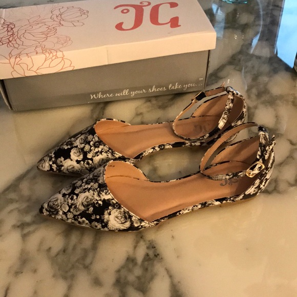 Journee Collection strap ballet flats - Picture 2 of 5